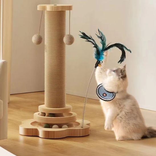 Griffoir pour chat avec boules suspendues et jouets interactifs - universmiaou