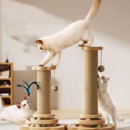 Griffoir pour chat avec boules suspendues et jouets interactifs - universmiaou