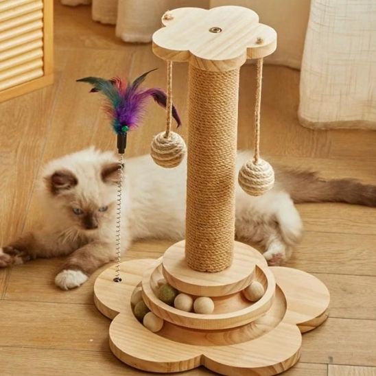 Griffoir pour chat avec boules suspendues et jouets interactifs - universmiaou